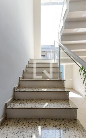 Casa de condomínio à venda com 600m², 6 quartos e 5 vagas Casa de condomínio à venda com 600m², 6 quartos e 5 vagasEscada Quartos