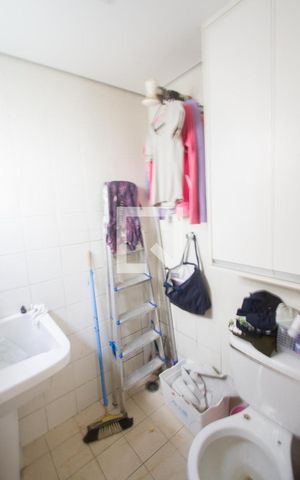 Casa de condomínio à venda com 278m², 4 quartos e 3 vagasBanheiro de Serviço