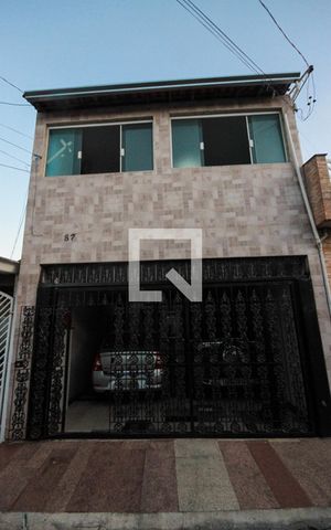 Casa à venda com 204m², 3 quartos e 2 vagas Casa à venda com 204m², 3 quartos e 2 vagasFachada
