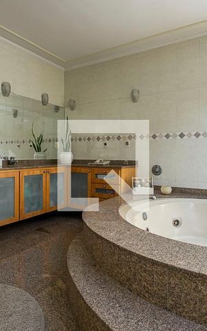 Casa à venda com 630m², 4 quartos e 6 vagasSuíte 1 - Banheiro