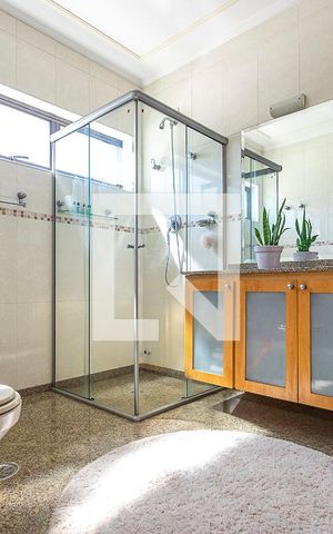 Casa à venda com 630m², 4 quartos e 6 vagasSuíte 4 - Banheiro