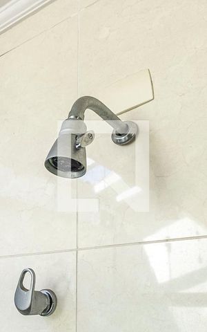 Casa à venda com 630m², 4 quartos e 6 vagasSuíte 1 - Banheiro
