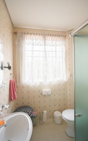 Casa à venda com 140m², 3 quartos e 2 vagasBanheiro