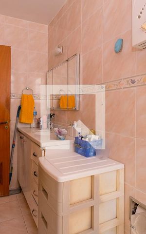 Casa à venda com 129m², 3 quartos e 2 vagas Casa à venda com 129m², 3 quartos e 2 vagasBanheiro Corredor
