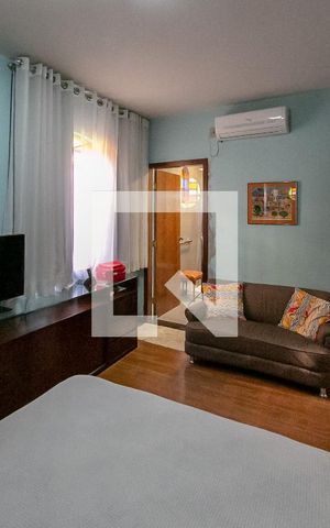 Casa à venda com 300m², 5 quartos e 4 vagas Casa à venda com 300m², 5 quartos e 4 vagasQuarto Suíte