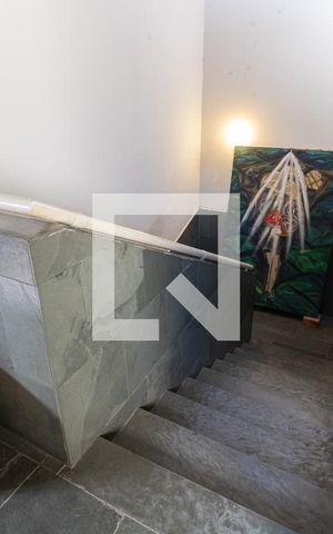 Casa à venda com 430m², 3 quartos e 3 vagas Casa à venda com 430m², 3 quartos e 3 vagasEscada