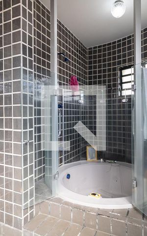 Casa à venda com 430m², 3 quartos e 3 vagas Casa à venda com 430m², 3 quartos e 3 vagasBanheiro da Suíte