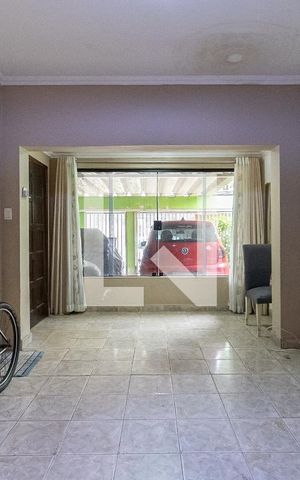 Casa à venda com 232m², 5 quartos e 2 vagas Casa à venda com 232m², 5 quartos e 2 vagasSala
