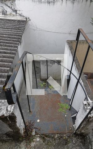 Casa à venda com 232m², 5 quartos e 2 vagas Casa à venda com 232m², 5 quartos e 2 vagasEscada da Casa 2