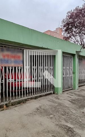 Casa à venda com 232m², 5 quartos e 2 vagas Casa à venda com 232m², 5 quartos e 2 vagasFachada