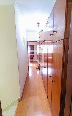 Casa à venda com 190m², 3 quartos e 2 vagas Casa à venda com 190m², 3 quartos e 2 vagasCorredor Suites
