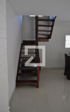 Casa à venda com 490m², 4 quartos e 3 vagasEscada de Acesso ao Segundo Andar