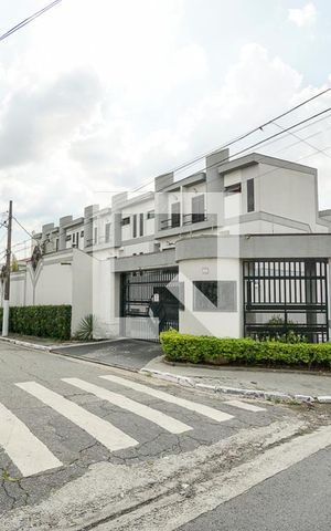 Casa de condomínio à venda com 150m², 3 quartos e 3 vagas Casa de condomínio à venda com 150m², 3 quartos e 3 vagasFachada