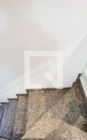 Casa de condomínio à venda com 150m², 3 quartos e 3 vagas Casa de condomínio à venda com 150m², 3 quartos e 3 vagasEscada da sala