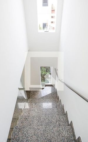 Casa de condomínio à venda com 150m², 3 quartos e 3 vagas Casa de condomínio à venda com 150m², 3 quartos e 3 vagasEscada