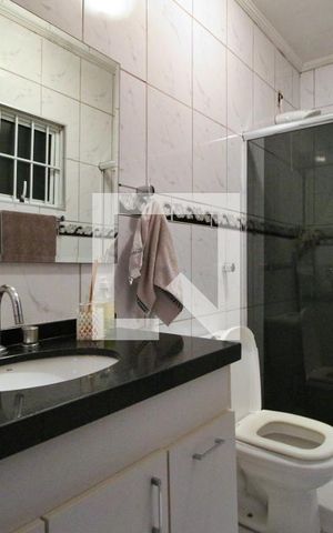 Casa à venda com 137m², 3 quartos e 3 vagasBanheiro do Quarto 2 (suite)