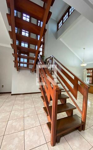 Casa à venda com 411m², 4 quartos e 3 vagasEscada