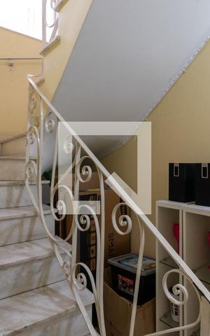 Casa à venda com 164m², 4 quartos e 2 vagas Casa à venda com 164m², 4 quartos e 2 vagasEscada