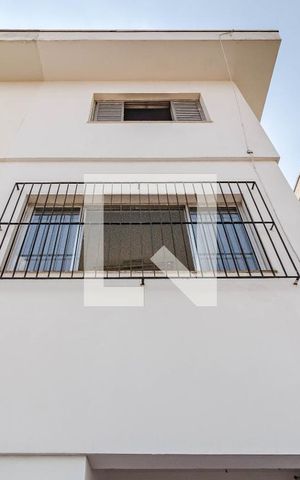 Casa à venda com 279m², 2 quartos e 2 vagas Casa à venda com 279m², 2 quartos e 2 vagasFachada
