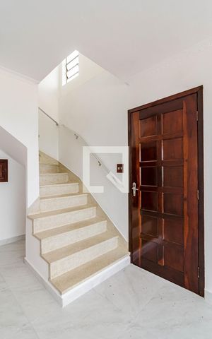 Casa à venda com 279m², 2 quartos e 2 vagas Casa à venda com 279m², 2 quartos e 2 vagasEscada