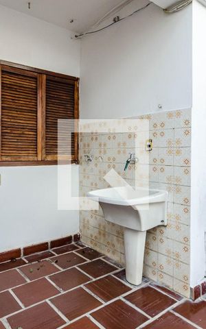 Casa à venda com 279m², 2 quartos e 2 vagas Casa à venda com 279m², 2 quartos e 2 vagasÁrea de serviço