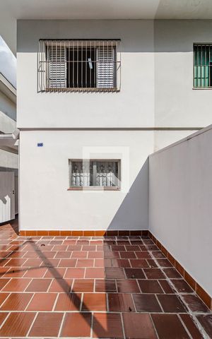 Casa à venda com 279m², 2 quartos e 2 vagas Casa à venda com 279m², 2 quartos e 2 vagasFachada