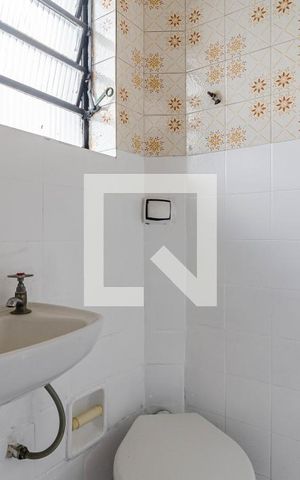 Casa à venda com 279m², 2 quartos e 2 vagas Casa à venda com 279m², 2 quartos e 2 vagasBanheiro de serviço