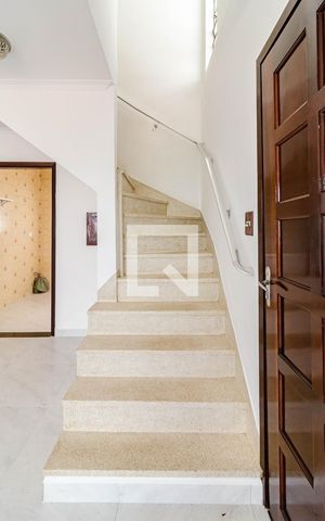 Casa à venda com 279m², 2 quartos e 2 vagas Casa à venda com 279m², 2 quartos e 2 vagasEscada