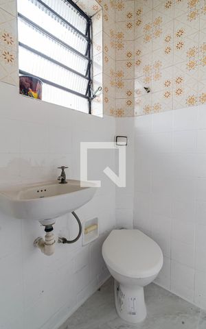 Casa à venda com 279m², 2 quartos e 2 vagas Casa à venda com 279m², 2 quartos e 2 vagasBanheiro de serviço