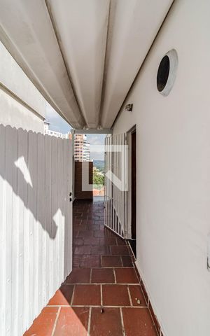 Casa à venda com 279m², 2 quartos e 2 vagas Casa à venda com 279m², 2 quartos e 2 vagasEntrada