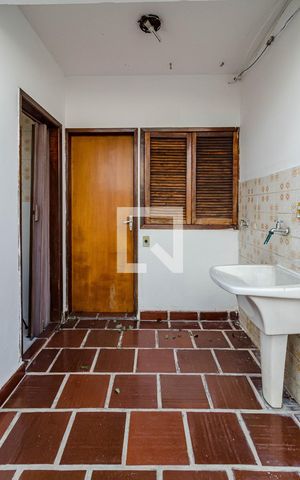 Casa à venda com 279m², 2 quartos e 2 vagas Casa à venda com 279m², 2 quartos e 2 vagasÁrea de serviço