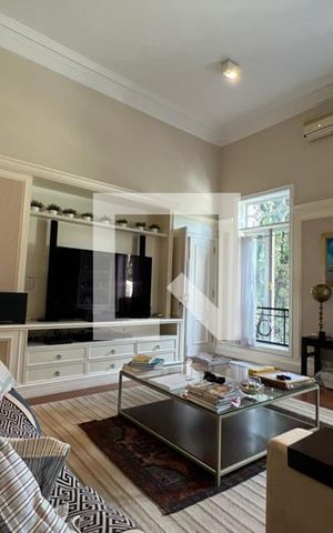 Casa à venda com 500m², 4 quartos e 4 vagas Casa à venda com 500m², 4 quartos e 4 vagasSala de Estar