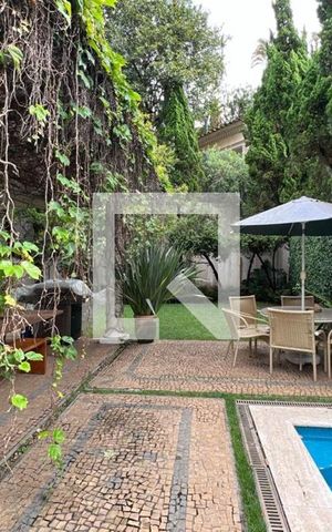 Casa à venda com 500m², 4 quartos e 4 vagas Casa à venda com 500m², 4 quartos e 4 vagasVaranda