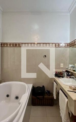 Casa à venda com 500m², 4 quartos e 4 vagas Casa à venda com 500m², 4 quartos e 4 vagasBanheiro 1 da Suíte 4