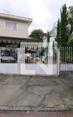 Casa à venda com 178m², 3 quartos e 6 vagas Casa à venda com 178m², 3 quartos e 6 vagasFachada