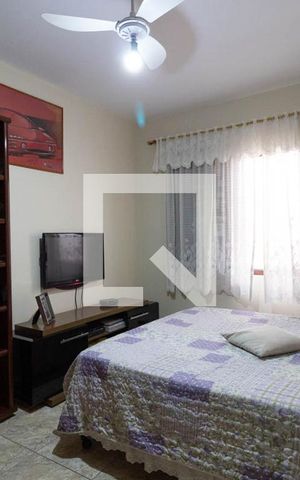 Casa à venda com 266m², 6 quartos e 3 vagas Casa à venda com 266m², 6 quartos e 3 vagasQuarto 1 casa 1