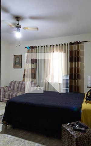 Casa à venda com 266m², 6 quartos e 3 vagas Casa à venda com 266m², 6 quartos e 3 vagasQuarto 2 casa 1