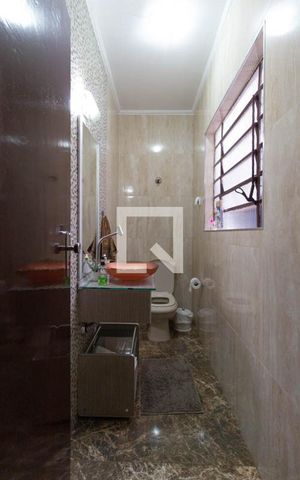 Casa à venda com 266m², 6 quartos e 3 vagas Casa à venda com 266m², 6 quartos e 3 vagasBanheiro 2 casa 1