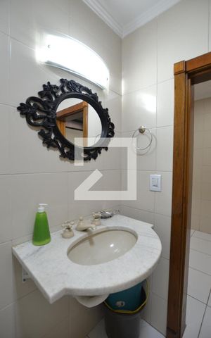 Casa de condomínio à venda com 363m², 3 quartos e 4 vagasBanheiro de Serviço