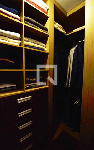 Casa de condomínio à venda com 363m², 3 quartos e 4 vagasCloset
