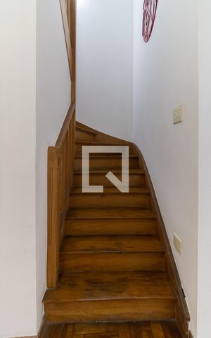 Casa à venda com 200m², 3 quartos e 1 vaga Casa à venda com 200m², 3 quartos e 1 vagaEscada