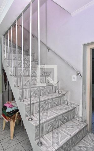 Casa à venda com 180m², 4 quartos e 1 vaga Casa à venda com 180m², 4 quartos e 1 vagaEscada