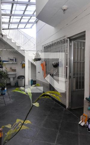 Casa à venda com 180m², 4 quartos e 1 vaga Casa à venda com 180m², 4 quartos e 1 vagaQuintal