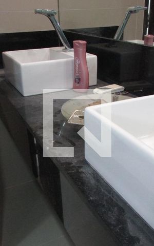 Casa para alugar com 160m², 2 quartos e 4 vagasDetalhe - Banheiro da Suíte