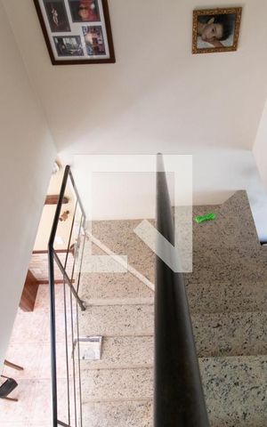 Casa de condomínio à venda com 178m², 3 quartos e 1 vaga Casa de condomínio à venda com 178m², 3 quartos e 1 vagaEscada
