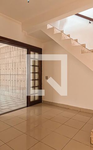 Casa para alugar com 250m², 3 quartos e 2 vagas Casa para alugar com 250m², 3 quartos e 2 vagasSala