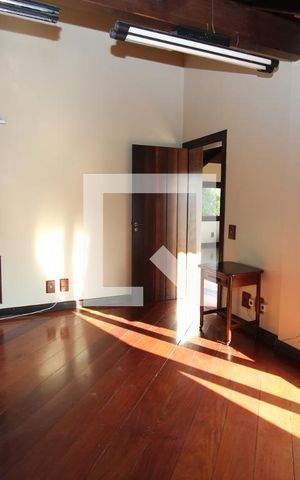 Casa à venda com 700m², 4 quartos e 7 vagas Casa à venda com 700m², 4 quartos e 7 vagasEscritório