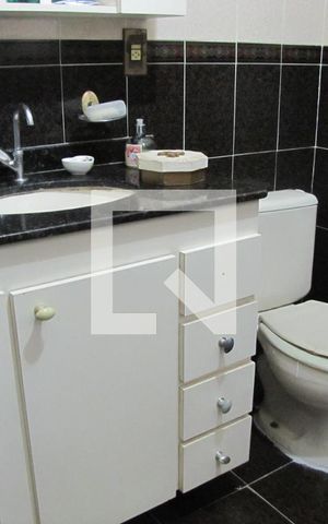 Casa à venda com 240m², 4 quartos e 4 vagasBanheiro da Suíte