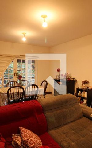 Casa à venda com 240m², 4 quartos e 4 vagasSala