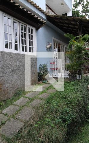 Casa à venda com 240m², 4 quartos e 4 vagasFachada